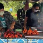 สามีภรรยา ยึดอาชีพขายไก่ย่างสูตรเด็ด ไม้ 5 บาท ส่งลูกเรียนจบ ป.ตรี-ป.โท