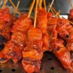 สามีภรรยา ยึดอาชีพขายไก่ย่างสูตรเด็ด ไม้ 5 บาท ส่งลูกเรียนจบ ป.ตรี-ป.โท