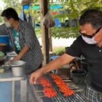 สามีภรรยา ยึดอาชีพขายไก่ย่างสูตรเด็ด ไม้ 5 บาท ส่งลูกเรียนจบ ป.ตรี-ป.โท