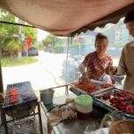 สามีภรรยา ยึดอาชีพขายไก่ย่างสูตรเด็ด ไม้ 5 บาท ส่งลูกเรียนจบ ป.ตรี-ป.โท