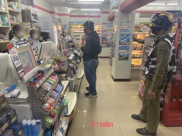 โจรบุกเดี่ยว ควงมีดชิงทรัพย์ ร้านสะดวกซื้อ บังคับพนักงานร้าน