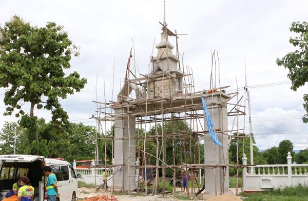 สลด คนงานก่อสร้าง ขึ้นไปรื้อแบบบน ประตูวัด ในพื้นที่ จ.กำแพงเพชร ถูกปูนที่กำลังหล่อจั่วหลุดมาทับหลัง