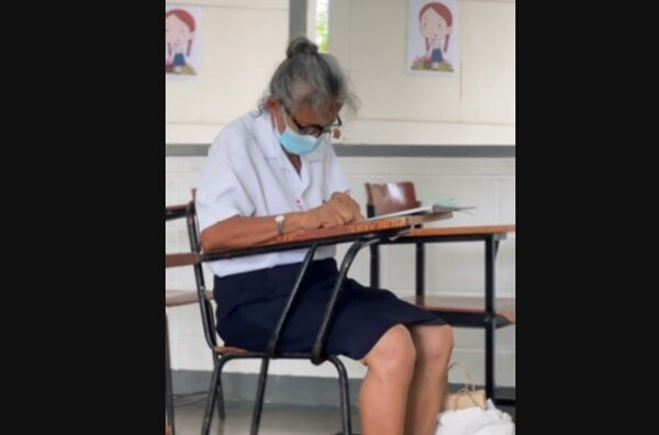 ครูสาว เปิดใจ เจอนักเรียนวัย 60 กว่า ใส่ชุดเข้าสอบ เผย สาเหตุเข้าเรียน เห็นแล้วประทับใจมาก