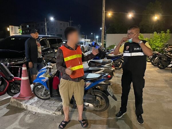 บุกรวบต่างด้าว ชาวเวียดนาม ลักลอบเข้าเมืองผิดกฎหมาย รับจ้างจัดระเบียบจราจรให้ร้านหมูกระทะดังเมืองจันทบุรี