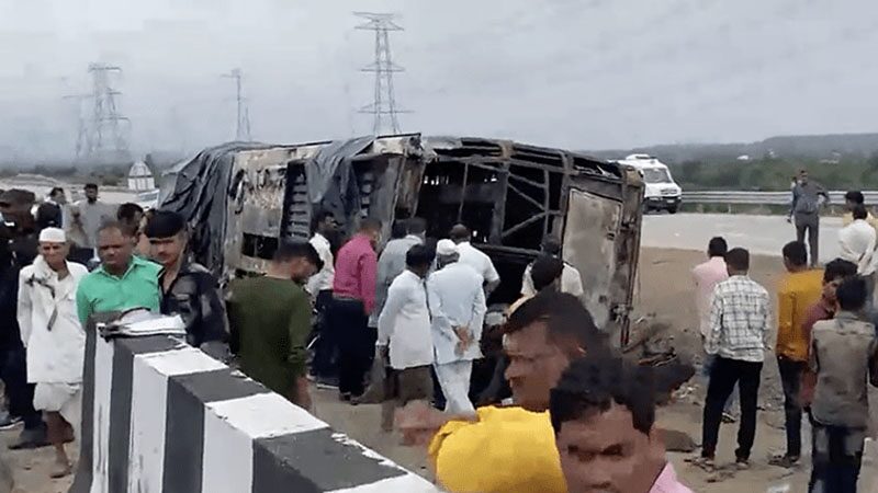 รถบัส “พุ่งชน-ไฟลุกไหม้”