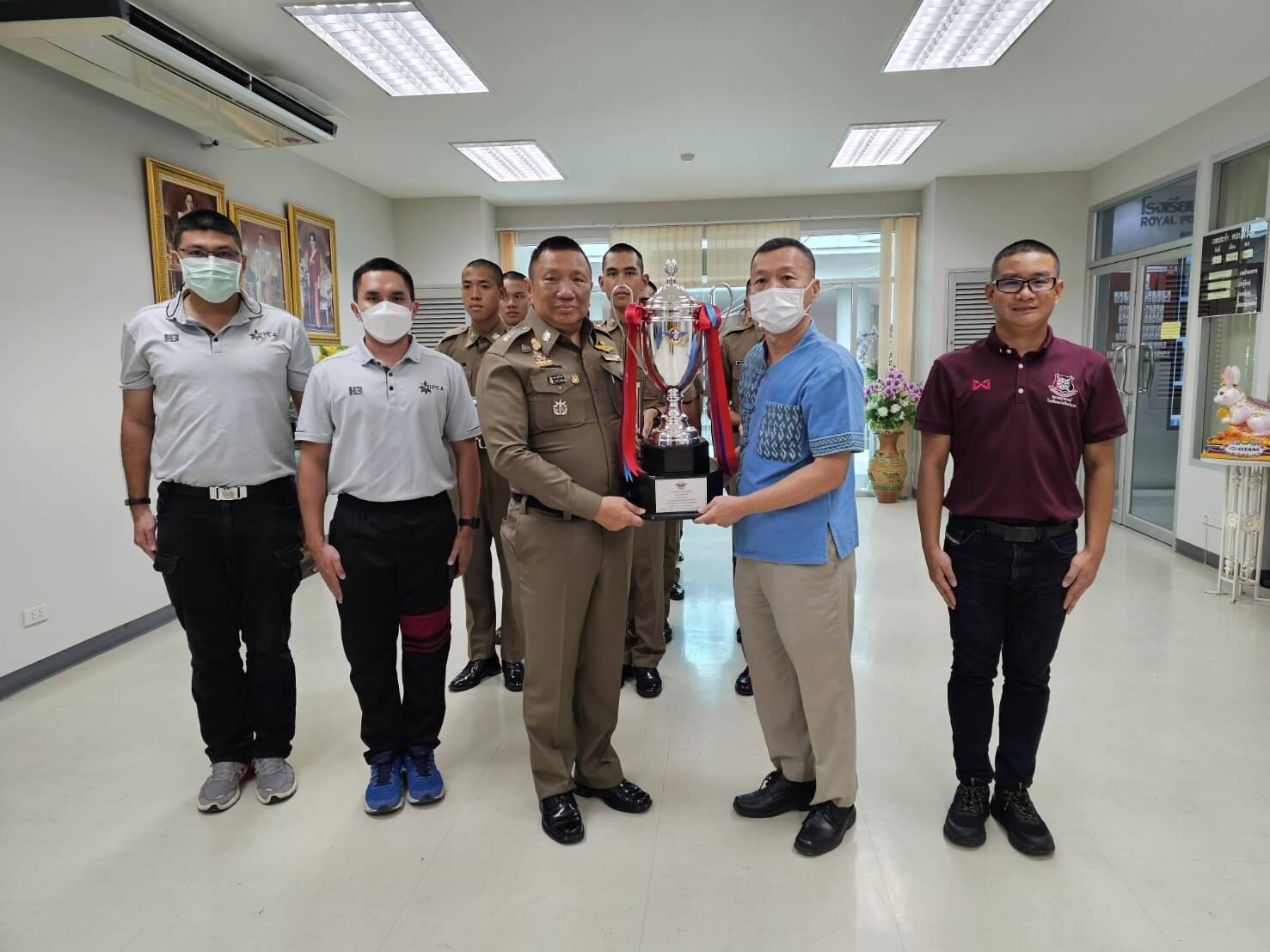 พล.ต.ท.เสนิต สำราญสำรวจกิจ ผบช.รร.นรต.ได้แสดงความชื่นชมและมอบรางวัลให้