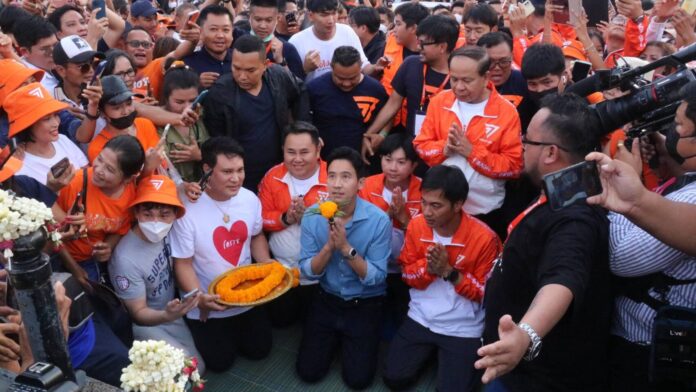 นายพิธา ลิ้มเจริญรัตน์ หัวหน้าพรรค และแคนดิเดตนายกรัฐมนตรี พรรคก้าวไกล สักการะอนุสาวรีย์ท้าวสุรนารี