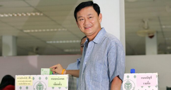 ผู้ชายหย่อนบัตรเลือกตั้ง