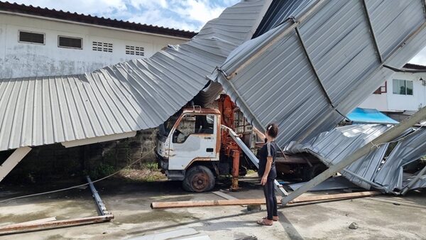 ชาวบ้านในพื้นที่ จ.นนทบุรี ร้องเรียน หลังเกิดพายุฝนถล่ม โครงหลังคา ล้มทับบ้านพัง ผ่านมา 10 วัน เรื่องเงียบ