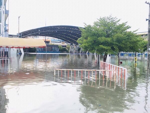 ฝนถล่มพิษณุโลก น้ำทะลักท่วมหลายจุด วิทยาลัยเทคนิค ประกาศหยุดการเรียนการสอน 1 วันเป็นกรณีพิเศษ