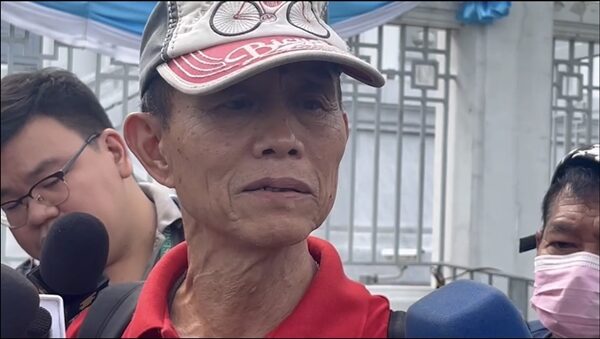 เพื่อนร่วมรุ่นมงฟอร์ต จ.เชียงใหม่ เดินทางมาให้กำลังใจ ทักษิณ ชินวัตร ที่หน้าศาลฎีกา หลังเดินทางกลับถึงประเทศไทย