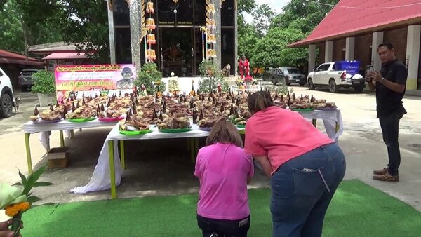 ชาวบ้านฮือฮา ปรากฏการณ์บนท้องฟ้าเหนือวัดดังอุทัยธานี ต่างยกมือไหว้ ขณะทำพิธีแก้บน หลวงพ่อเคลือบ