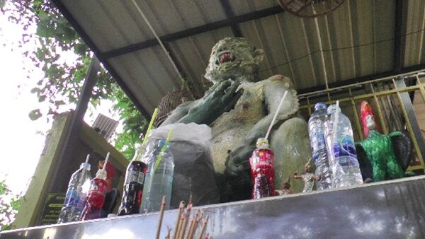 ชาวบ้านแห่กราบไหว้ขอพร เทพสี่หูห้าตา หรือ พระอินทร์จำแลง ในพื้นที่ จ.อ่างทอง เผย ให้โชคถูกหวยอย่างต่อเนื่อง