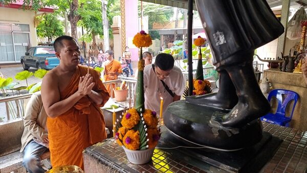 เจ้าอาวาสวัดกำแพง ย้าย พระสิวลี ขนาดเท่าคนจริง พบพระสิวลีองค์เล็กบรรจุใต้ฐานเพียบ