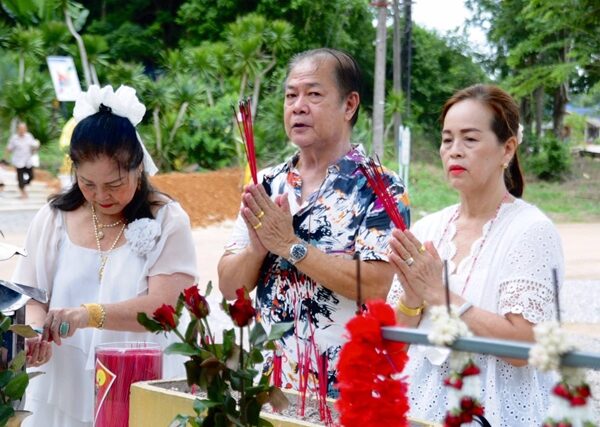 เจ้าของโรงงาน ดวงเฮง ถูกรางวัลที่ 2 จ้างคณะนางรำ รำถวาย ท้าวเวสสุวรรณ วัดดังระยอง
