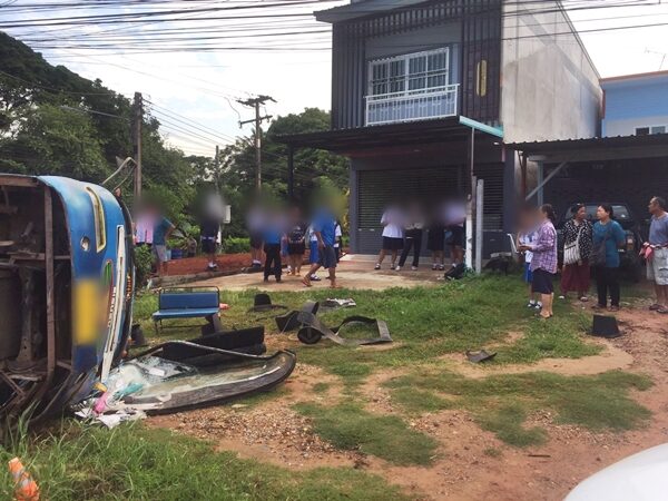 รถบัสรับส่งนักเรียน เร่งเครื่องให้ทันไฟเขียว เสียหลักพุ่งชนเสาไฟสัญญาณจราจร พลิกคว่ำตะแคงซ้าย นร.บาดเจ็บ 16 ราย