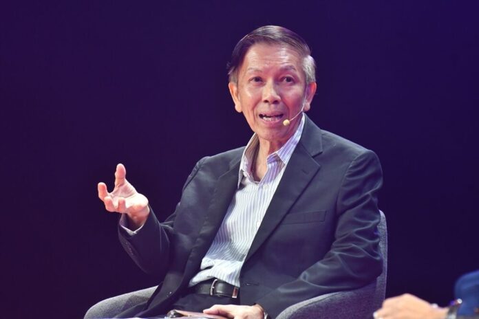 นายธงทอง จันทรางสุ ศาสตราภิชานประจำคณะนิติศาสตร์ จุฬาลงกรณ์มหาวิทยาลัย และอดีตคณบดี