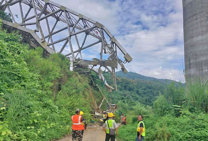 สะพานรถไฟข้ามหุบเขา “พังถล่ม” คานดิ่ง 100 เมตร-คนงานสังเวยแล้ว 26 ศพ!