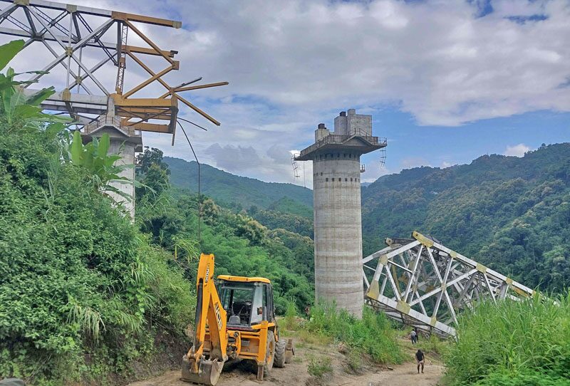 สะพานรถไฟข้ามหุบเขา “พังถล่ม” คานดิ่ง 100 เมตร-คนงานสังเวยแล้ว 26 ศพ!