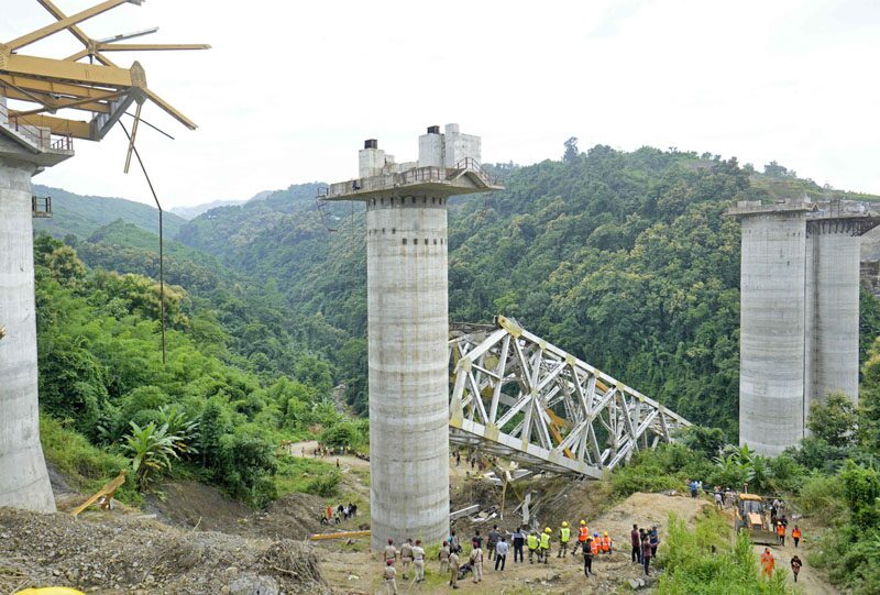 สะพานรถไฟข้ามหุบเขา “พังถล่ม” คานดิ่ง 100 เมตร-คนงานสังเวยแล้ว 26 ศพ!