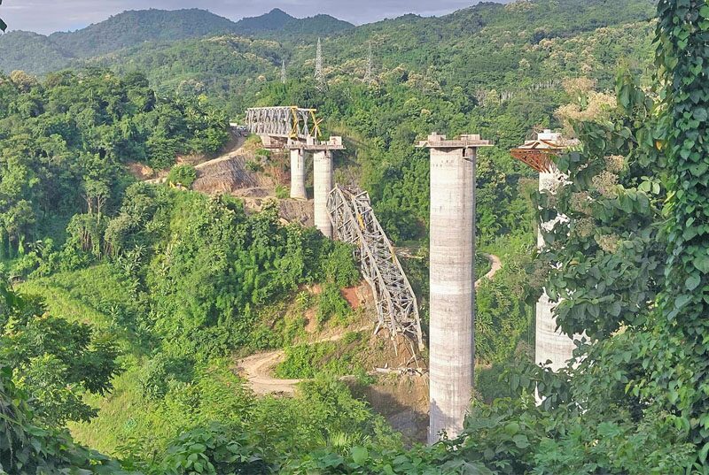 สะพานรถไฟข้ามหุบเขา “พังถล่ม” คานดิ่ง 100 เมตร-คนงานสังเวยแล้ว 26 ศพ!