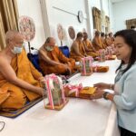พุทธศาสนิกชน ร่วมน้อมถวายมุมิตาสักการะ พระครูประพัฒน์ เจ้าอาวาสวัดดวงแข