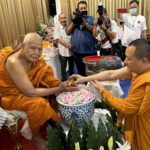 พุทธศาสนิกชน ร่วมน้อมถวายมุมิตาสักการะ พระครูประพัฒน์ เจ้าอาวาสวัดดวงแข