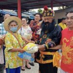 ศาลเจ้าพ่อเตียวหุย แจกข้าวสาร อาหารแห้ง ประเพณีทิ้งกระจาด แจกทาน ประจำปี