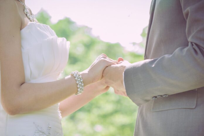 ผู้หญิงจับมือกับผู้ชาย