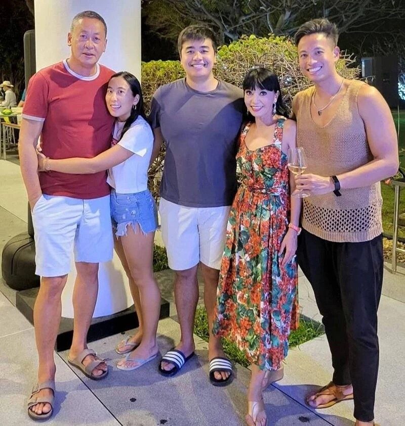 พญ.พักตร์พิไล ทวีสิน และ เศรษฐา ทวีสิน พร้อมครอบครัว