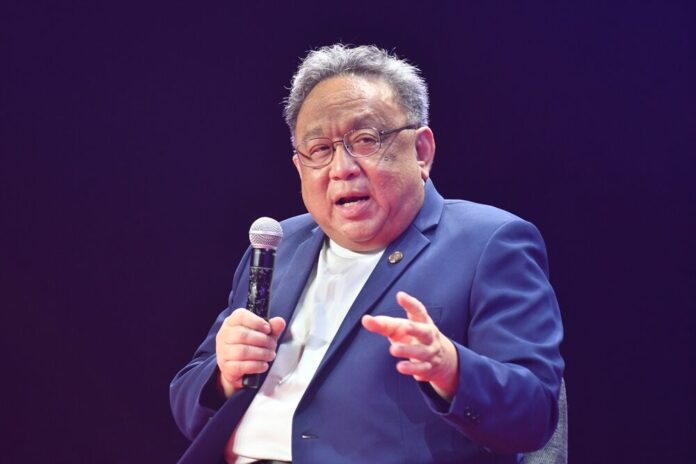 นายธงทอง จันทรางสุ ศาสตราภิชานประจำคณะนิติศาสตร์ จุฬาลงกรณ์มหาวิทยาลัย และอดีตคณบดี