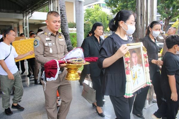ครอบครัว-เพื่อนตำรวจ สุดเศร้า เคลื่อนศพ ผกก.เบิ้ม ไปวัดใหญ่ท่าเสา จ.อุตรดิตถ์ ด้าน น้องชาย หอบรูปภาพ