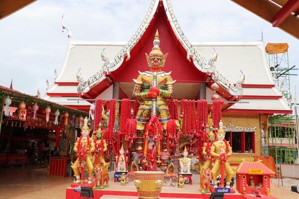 เลขเด็ด ท้าวเวสสุวรรณ วัดดังเมืองอ่างทอง สาววัย 28 ปี จุดธูปเสี่ยงทาย ถูกหวย 3 งวดติด มารอบนี้แก้บนอีก