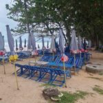 ปักธงแดงชายหาด ประกาศห้ามลงเล่นน้ำ อากาศแปรปรวน คลื่นสูงลมแรง หวั่นเกิดอันตราย