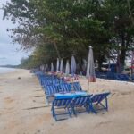 ปักธงแดงชายหาด ประกาศห้ามลงเล่นน้ำ อากาศแปรปรวน คลื่นสูงลมแรง หวั่นเกิดอันตราย