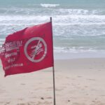 ปักธงแดงชายหาด ประกาศห้ามลงเล่นน้ำ อากาศแปรปรวน คลื่นสูงลมแรง หวั่นเกิดอันตราย