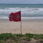 ปักธงแดงชายหาด ประกาศห้ามลงเล่นน้ำ อากาศแปรปรวน คลื่นสูงลมแรง หวั่นเกิดอันตราย