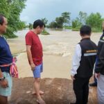 อ่วม! ลำน้ำยังล้นตลิ่ง ไหลท่วมบ้านเรือน-ไร่นา ถนนถูกตัดขาด เร่งช่วยเยียวยาชาวบ้าน