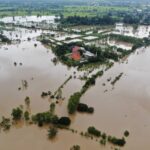 ฝนตกหนัก น้ำยังล้นตลิ่ง ไหลท่วมหนัก ชาวบ้านประสบอุทกภัย นาข้าวจมน้ำ 2 พันไร่