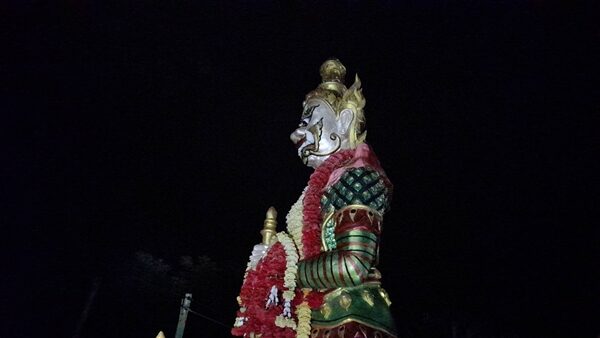 "น้องแพน" รำบวงสรวง องค์ปู่เวสสุวรรณ กลางดึก ขอพรขอโชคลาภใกล้วันหวยออก เขียนให้ชัด ๆ เลข 3 ตัว 2 ตัว