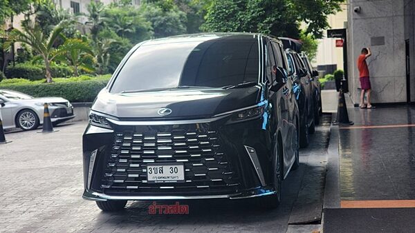 เอาแล้ว นายกฯ เปลี่ยนจากรถป้ายแดง มาเป็นป้ายขาว ปฏิบัติภารกิจ แห่ส่องเลขเด็ด
