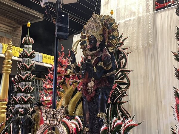 ผู้ศรัทธานับร้อยคนร่วมพิธีบวงสรวง พระแม่กาลี ตำหนักแม่หมอพลังเทพ ร่างทรงดังกำแพงเพชร พร้อมเปลวไฟเผาสิ่งชั่วร้าย