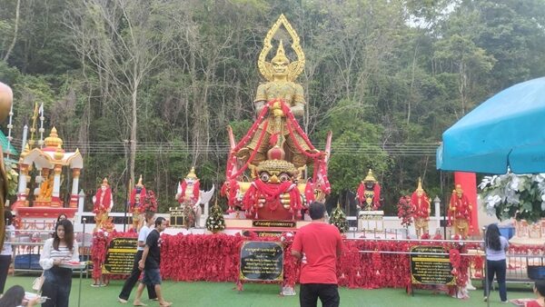 แห่กราบไหว้ขอพร ท้าวเวสสุวรรณทรงราหู (ท่านทองล้น) วัดเขาช่องลม จ.ชลบุรี เผย มีคนถูกรางวัลที่ 1 มาแล้ว 7 ราย