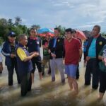 อ่วม! ลำน้ำยังล้นตลิ่ง ไหลท่วมบ้านเรือน-ไร่นา ถนนถูกตัดขาด เร่งช่วยเยียวยาชาวบ้าน