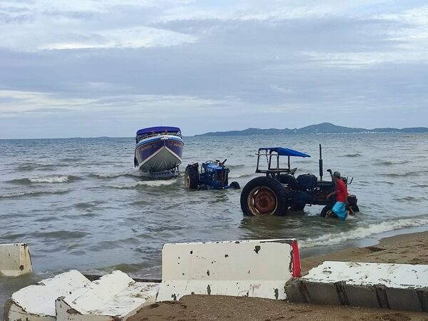 ครอบครัวสุดเศร้า เจ้าของอู่ วัย 73 ปี ขับรถไถลากเรือ เสียหลักพลิกคว่ำทับร่างตัวเองเสียชีวิตกลางหาดจอมเทียน