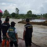 อ่วม! ลำน้ำยังล้นตลิ่ง ไหลท่วมบ้านเรือน-ไร่นา ถนนถูกตัดขาด เร่งช่วยเยียวยาชาวบ้าน
