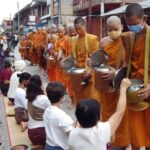 โพสต์เตือน นักท่องเที่ยว โกง-โก่ง ราคาตักบาตร สั่งคุมเข้ม เรียกเตือน ขู่ทำซ้ำ จับ-ปรับ ถอนใบอนุญาต