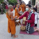 โพสต์เตือน นักท่องเที่ยว โกง-โก่ง ราคาตักบาตร สั่งคุมเข้ม เรียกเตือน ขู่ทำซ้ำ จับ-ปรับ ถอนใบอนุญาต
