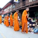 โพสต์เตือน นักท่องเที่ยว โกง-โก่ง ราคาตักบาตร สั่งคุมเข้ม เรียกเตือน ขู่ทำซ้ำ จับ-ปรับ ถอนใบอนุญาต
