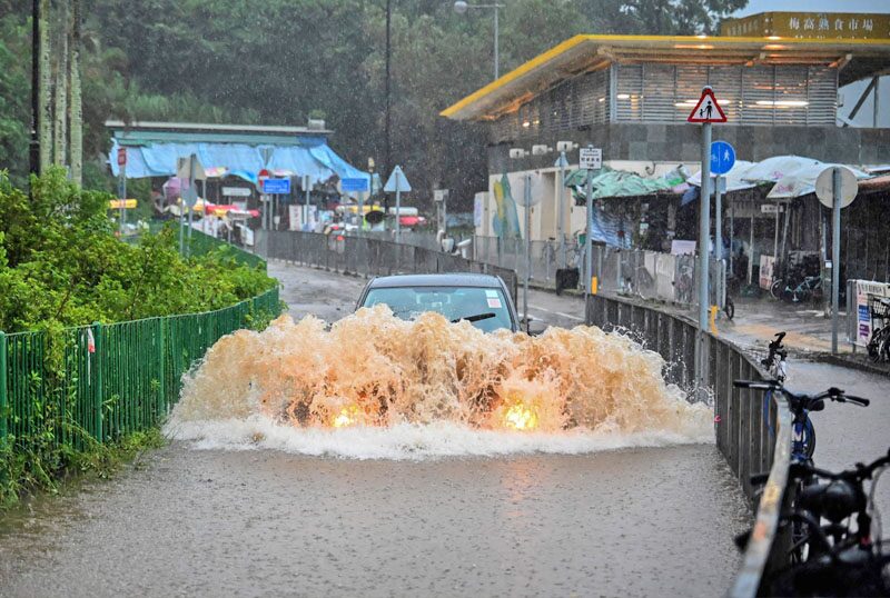 ฮ่องกง “ฝนถล่ม” หนักสุดในรอบ 140 ปี-น้ำท่วมสถานีรถไฟใต้ดิน “เซินเจิ้น” ก็สาหัส